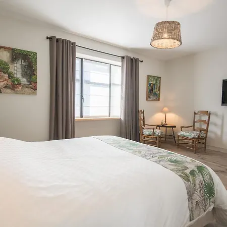 Sur Le Quai Couette-café 4*